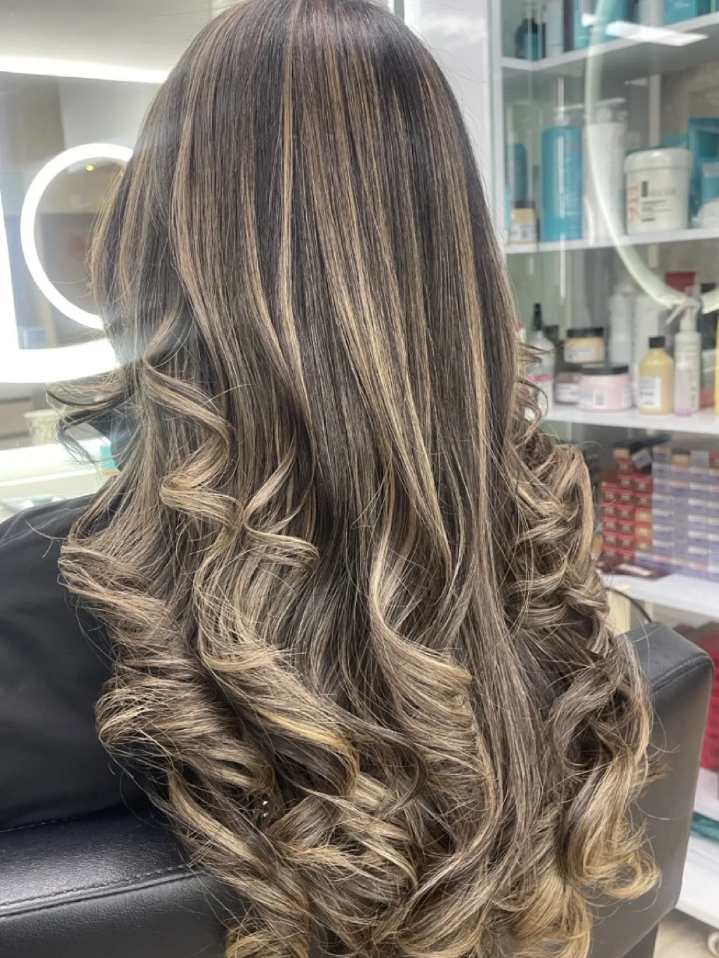 Antes y después de una extracción de color negro a rubio balayage con protección plex en Narbo's Salón Spa Chía