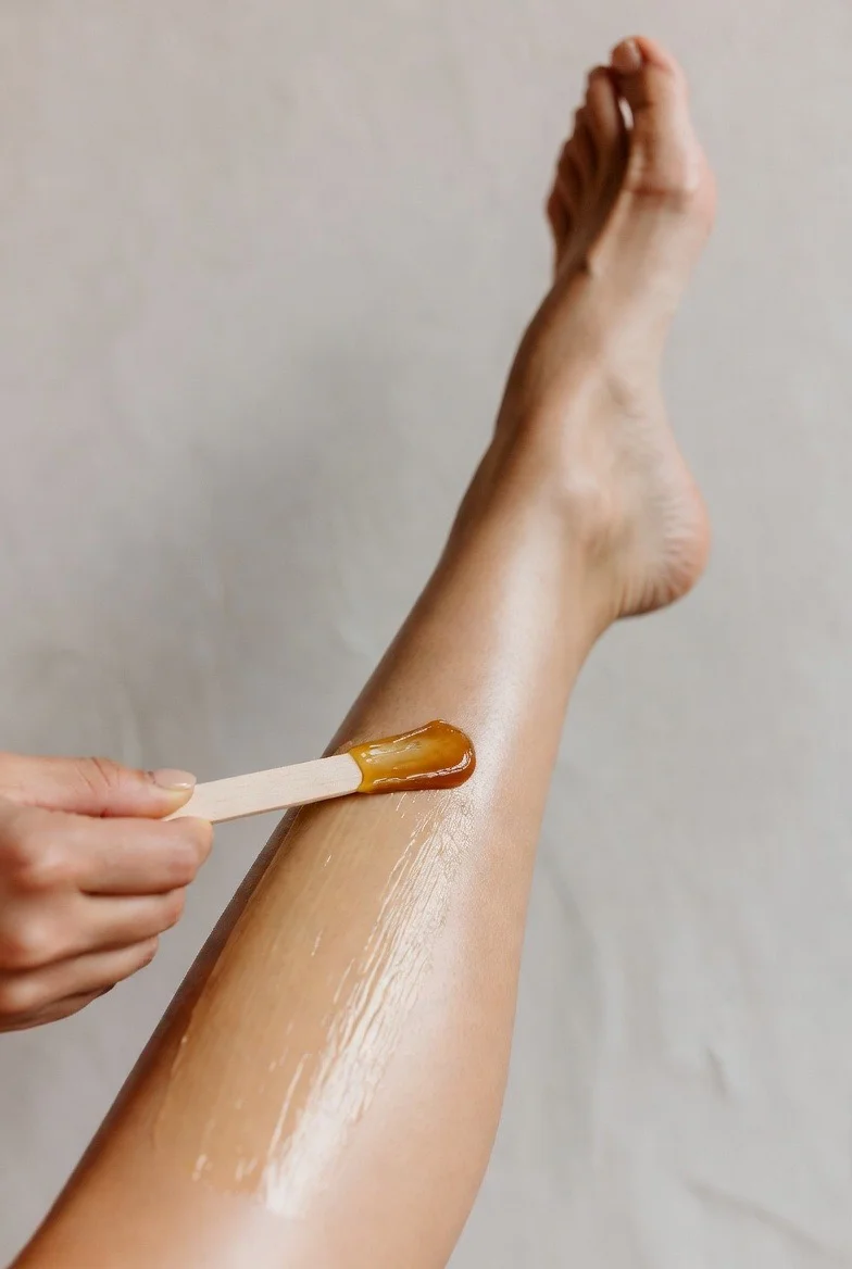 Depilación con cera en piernas completas para una piel suave