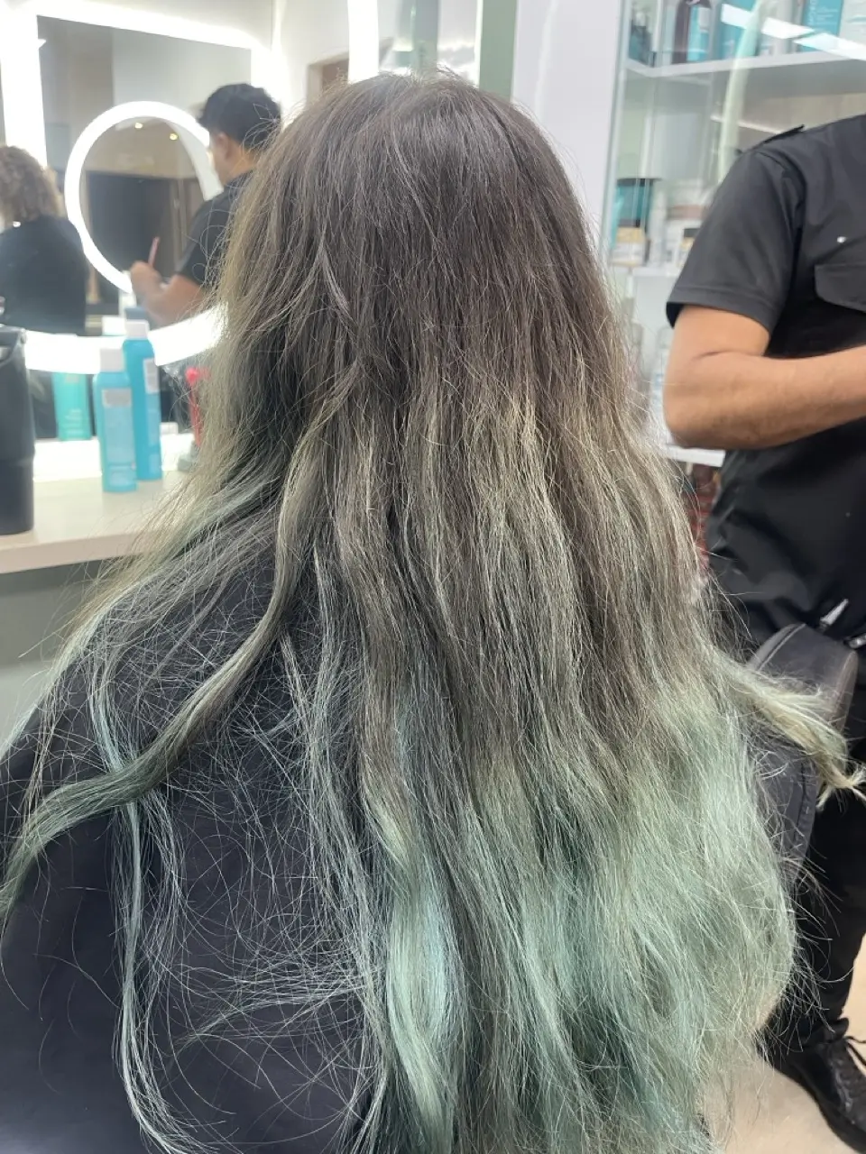 Antes: cabello con reflejos antiguos maltratado y manchado