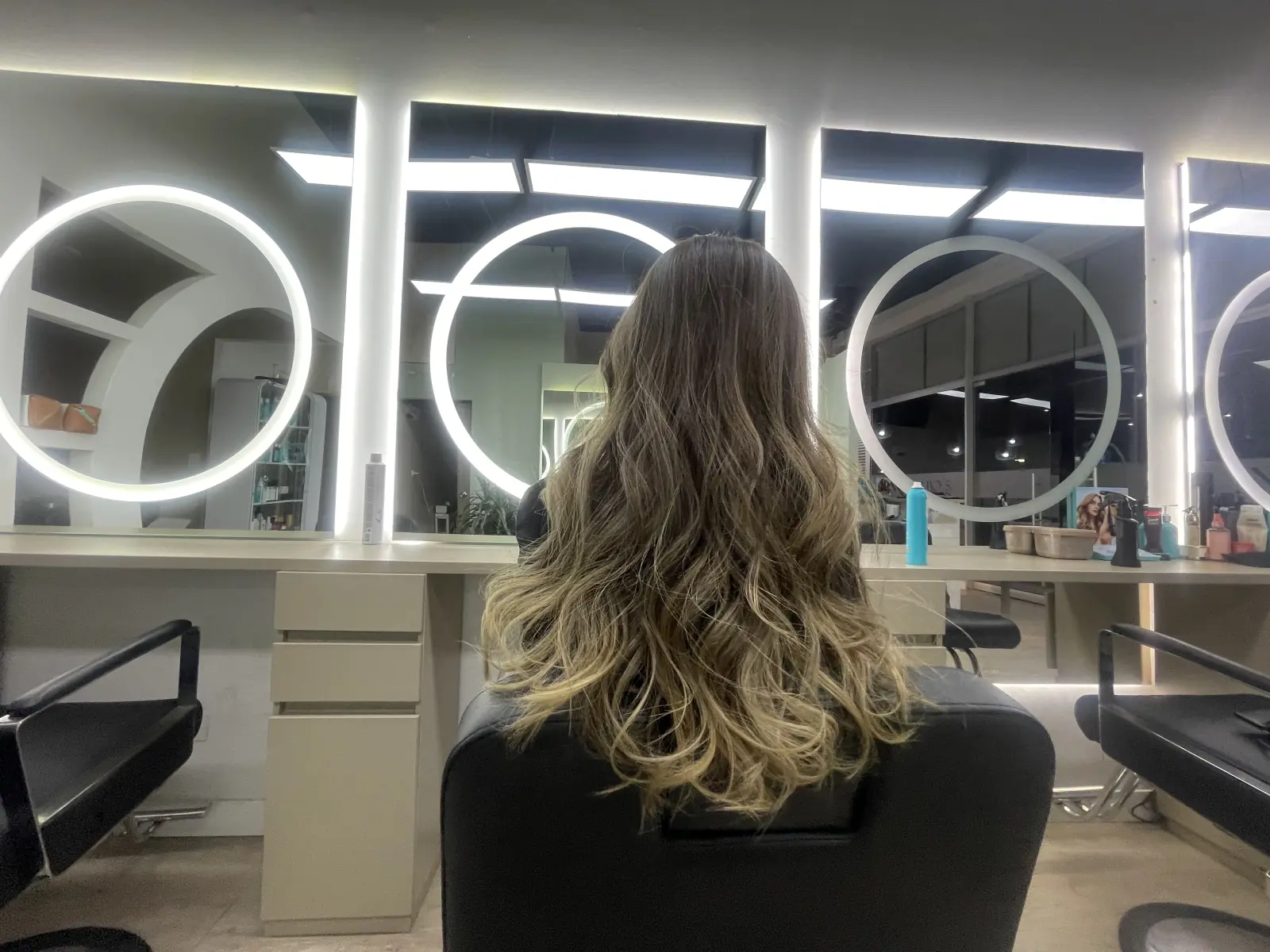 Clienta de espaldas con extensiones de cabello natural largo y balayage en Narbo's Salón Spa, Chía