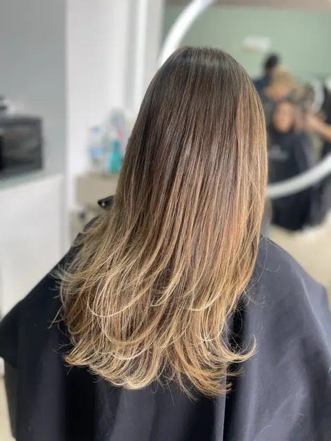 Lavado profesional y spa capilar en Narbo's Salón Spa Chía, ideal para tratar el impacto del agua dura y minerales de la Sabana